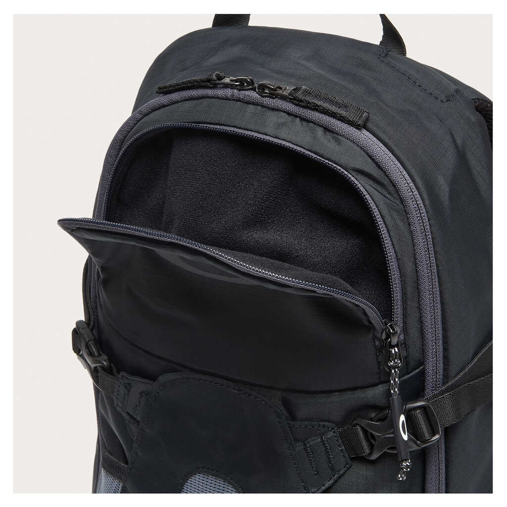 Oakley Seeker Traverse RC Blackout 13L Hydra Bag