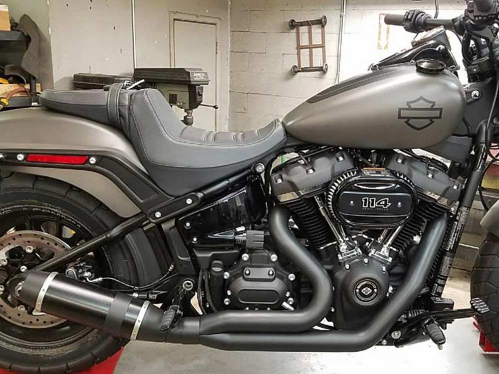 D&D Exhaust DD636N-31C Bob Cat 2-1 Exhaust Black w/Carbon Fibre Sleeve Muffler for Harley-Davidson Softail 25-Up Models w/Non-240 Tyre