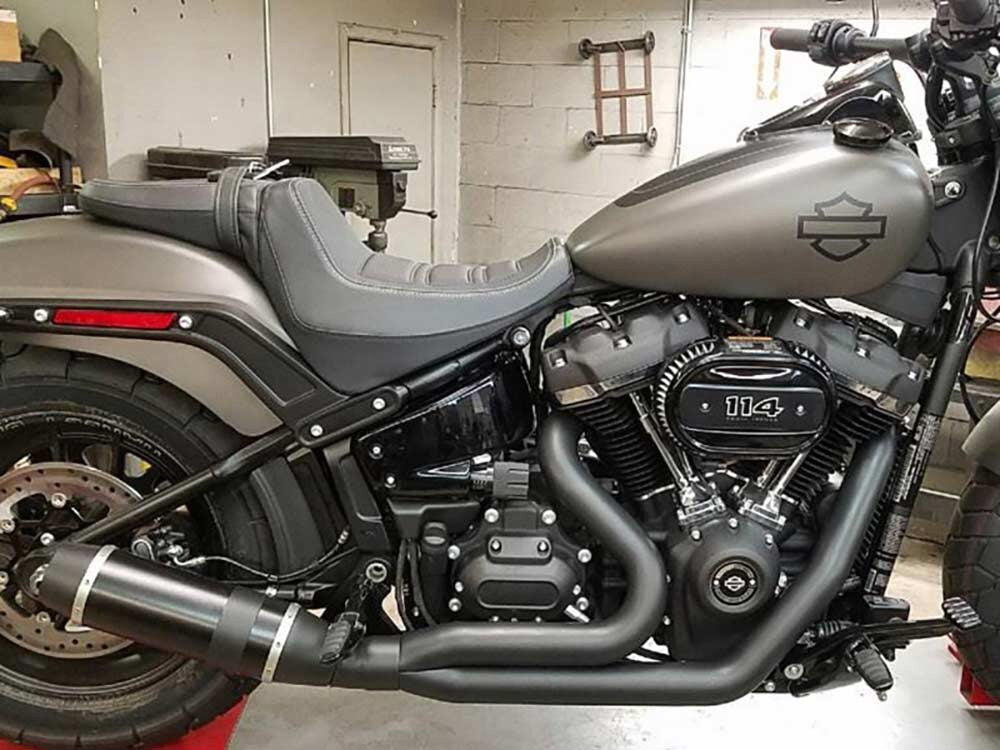 D&D Exhaust DD636Z-31C Bob Cat 2-1 Exhaust Black w/Carbon Fibre Sleeve Muffler for Softail 18-Up Non-240 Tyre Models