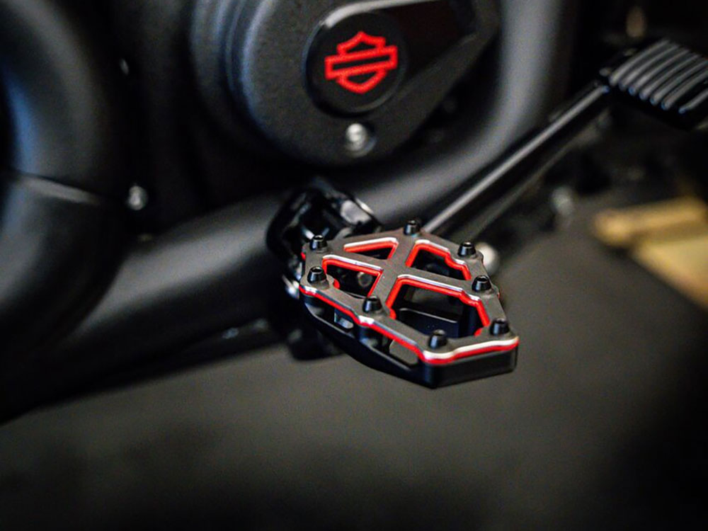 Kodlin KM-K73255-RL NXL Redline Front Rider Footpegs Black/Red & Stainless for Harley-Davidson Softail 18-Up/Pan America/Sportster S 21-Up