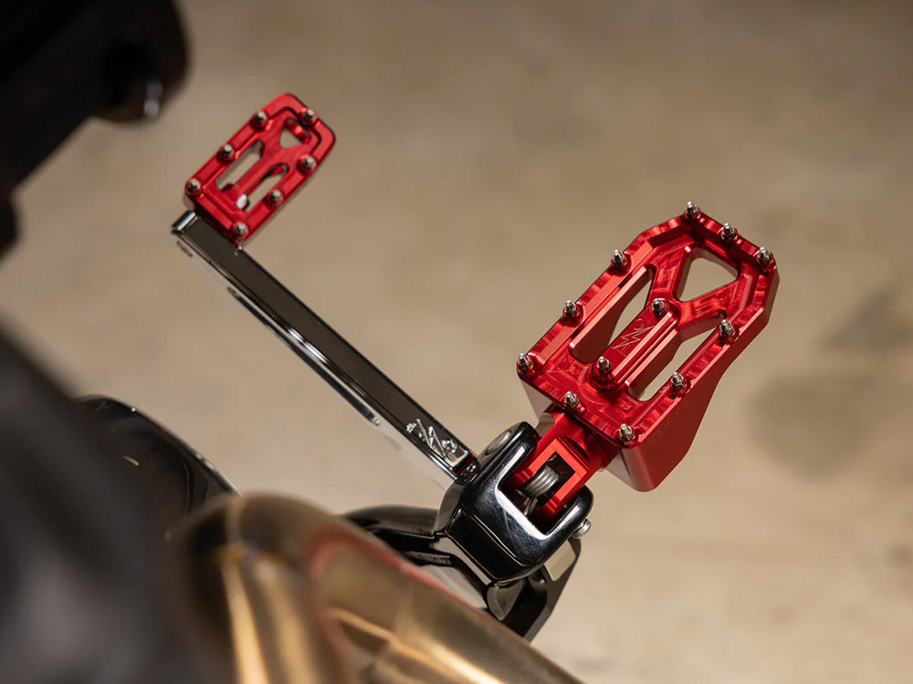 Thrashin Supply TS-TSC-2022-2-D Aggressor Footpegs Red